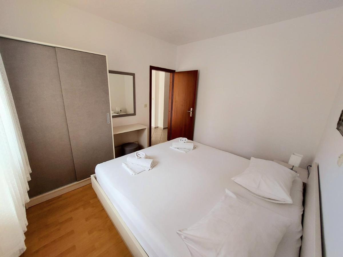 Apartment With Private Pool "Patricia" Makarska Exterior foto